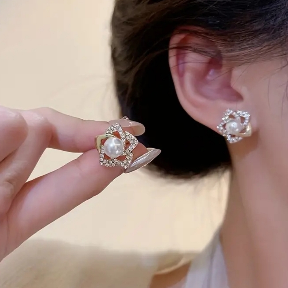 NWT Gold Star Earrings With Pearl